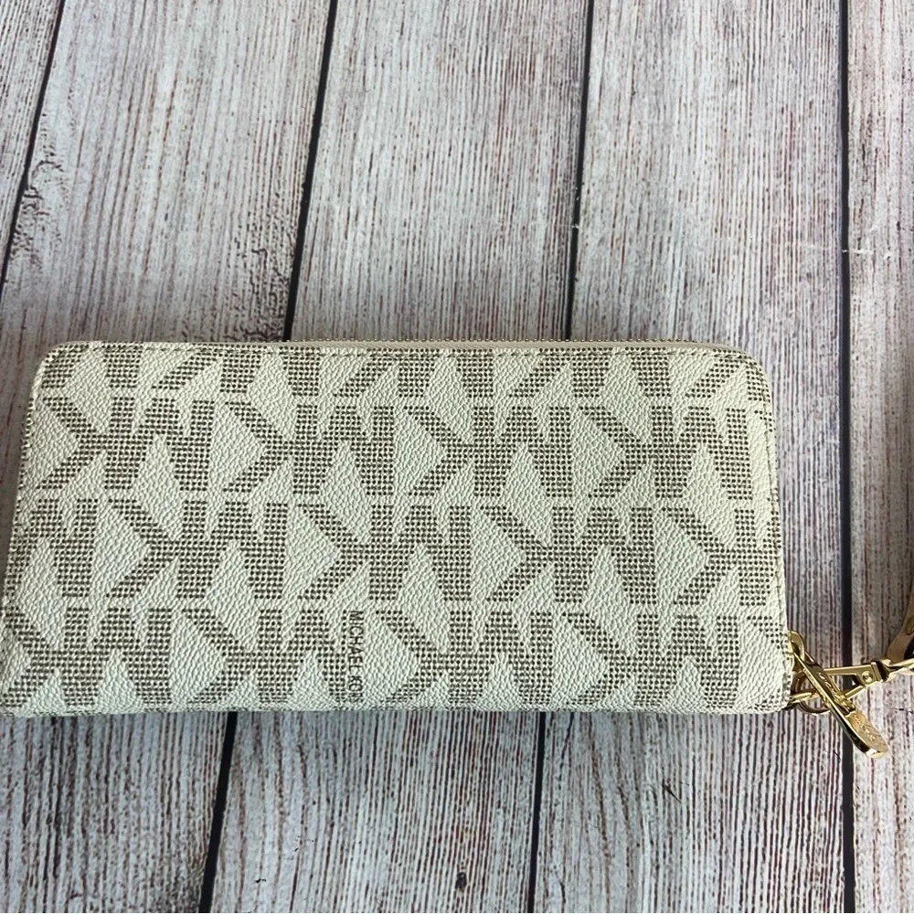 Michael Kors Signature Jet Set Wristlet Wallet